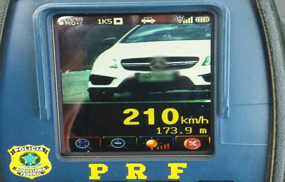 Ir para  <p>A Pol&iacute;cia Rodovi&aacute;ria Federal (PRF) flagrou, na tarde deste domingo, um condutor trafegando na BR 290, a freewa, a 210 km/h. O motorista foi pelo pelos radares da PRF em duas oportunidades, sendo que na segunda,...